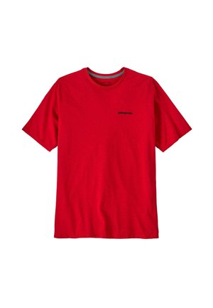 T-shirt rossa a maniche corte con collo tondo, con un piccolo logo nero di Patagonia stampato sul lato sinistro del petto, esposto su uno sfondo bianco.