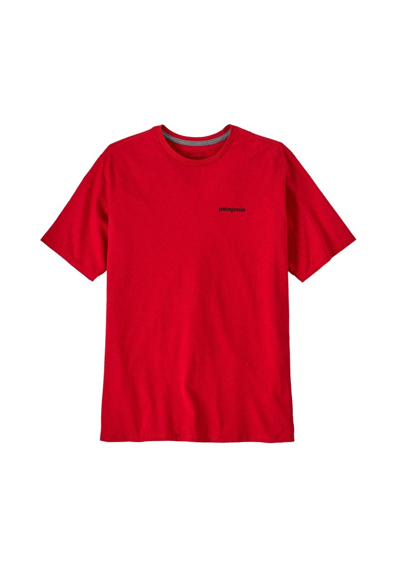 Camiseta roja de manga corta y cuello redondo con un pequeño logo negro de Patagonia impreso en el lado izquierdo del pecho, presentado sobre un fondo blanco.