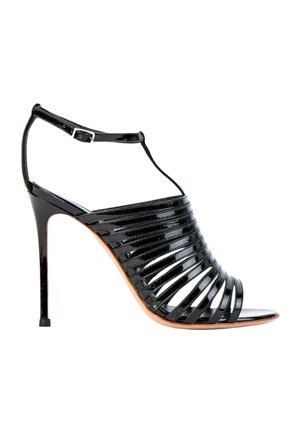 Sandale noire à talons hauts avec plusieurs fines brides, bout ouvert et bride à boucle à la cheville sur fond blanc.