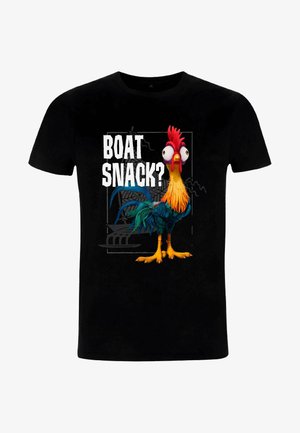 Schwarzes Baumwoll-T-Shirt mit einem bunten Cartoon-Hahn mit großen Augen, begleitet von dem Text "BOOT SNACK?" in fettgedruckten weißen Buchstaben.