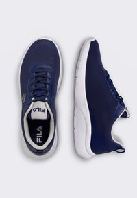 Scarpe sportive blu navy con tomaia in rete, suola in gomma bianca, punta arrotondata e lacci. Presentano il logo Fila sulla linguetta e sul lato.