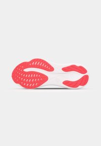 Sko såle i hvit og lys rosa med teksturert mønster. Merkbare spor for grep og fleksibilitet i et sporty design.