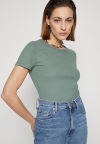 GAP Lihtne T-särk - laurel wreath