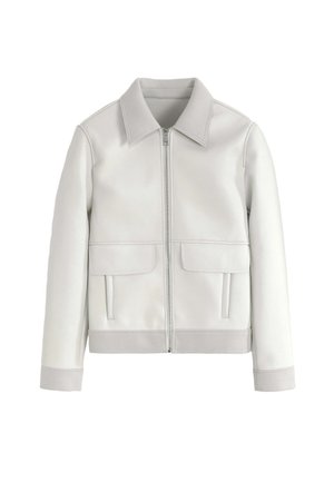 Veste gris clair zippée avec grand col, deux poches à rabat et manches à bords-côtes sur un fond blanc uni.