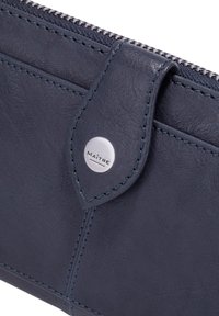 Mørkeblåt læderpung med glat tekstur, kontrastsyning, trykknaplukning og en sølvfarvet logoaccent. Lynlås øverst for sikker lukning.