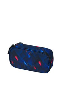 Astuccio con motivo geometrico blu, rosso e nero, realizzato in tessuto resistente, dotato di chiusura a zip e logo in rilievo sul lato.