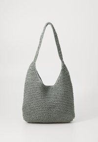 Sac à épaule en crochet gris texturé avec une seule sangle courbée et une ouverture en haut, comportant un grand compartiment principal.