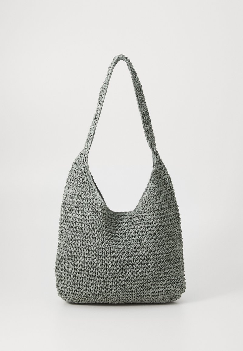 Sac à épaule en crochet gris texturé avec une seule sangle courbée et une ouverture en haut, comportant un grand compartiment principal.