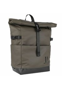 Ručna nahrbtnik z zavihkom v olivno zeleni barvi s črnimi detajli, izdelana iz trpežnega materiala. Ima nastavljive naramnice, stransko žep in detajl z logotipom.