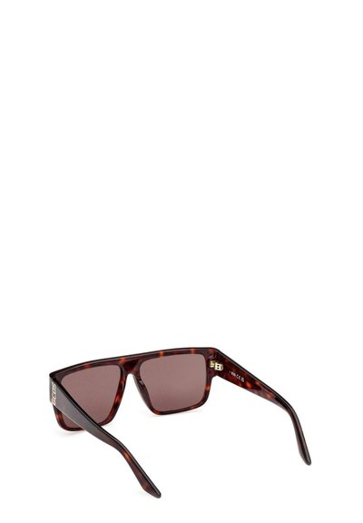 Gafas de sol rectangulares de carey con lentes oscuros y detalle del logo en las patillas.