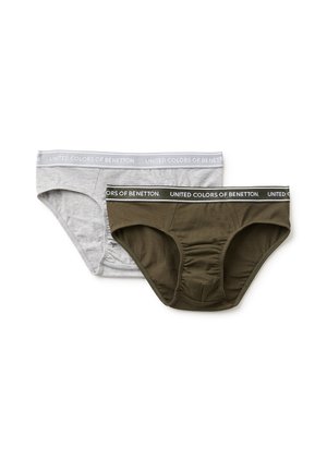 Deux slips pour hommes, un gris et un vert foncé, tous deux avec des ceintures élastiques imprimées avec "United Colors of Benetton."
