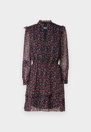 Gėlėta suknelė, pagaminta iš permatomos tamsiai mėlynos medžiagos su raudonais ir žaliais raštais, suklota aukštu apykakle, ilgomis rankovėmis ir suspausta juosmeniu su sluoksniuota sijonu.