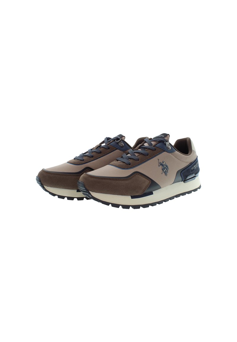 Un paio di sneaker casual marroni e blu navy con lacci e logo di un giocatore di polo sul lato, angolati a destra su uno sfondo bianco.