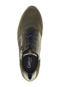 Olivgrüner Wildleder-Sneaker mit einem schwarzen Schnürverschluss und einem seitlichen Reißverschlussdetail. Verfügt über einen glatten grauen Akzent und ein strukturiertes Innenfutter.