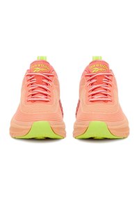 Bežecké topánky Reebok v koralovej farbe s textúrovaným sieťovinovým zvrškom, okrúhlou špičkou a limetkovo zelenými akcentmi na podrážke a pätovej záložke.