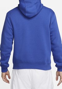 Felpa blu con cappuccio regolabile, polsini e orlo a costine. Realizzata in tessuto morbido con una texture liscia, presenta un design a tinta unita.