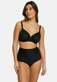 Conjunto de sujetador negro y ropa interior de talle alto que presenta paneles de encaje y tela suave, diseñado con soporte de aro y tirantes ajustables.