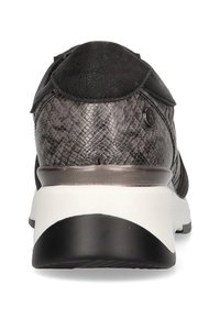 Zapatilla negra y gris con una parte superior texturizada con patrón de serpiente. Suela blanca gruesa con un acento negro. Punta redondeada y talón acolchado.