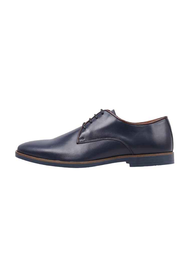 Chaussure en cuir navy à lacets avec une texture lisse, bout arrondi et subtils accents marron contrastants sur la semelle et la doublure. Design classique.