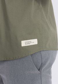 Unausgewählt, olive