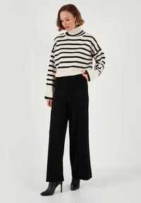 LELA Spodnji deli trenirk - black