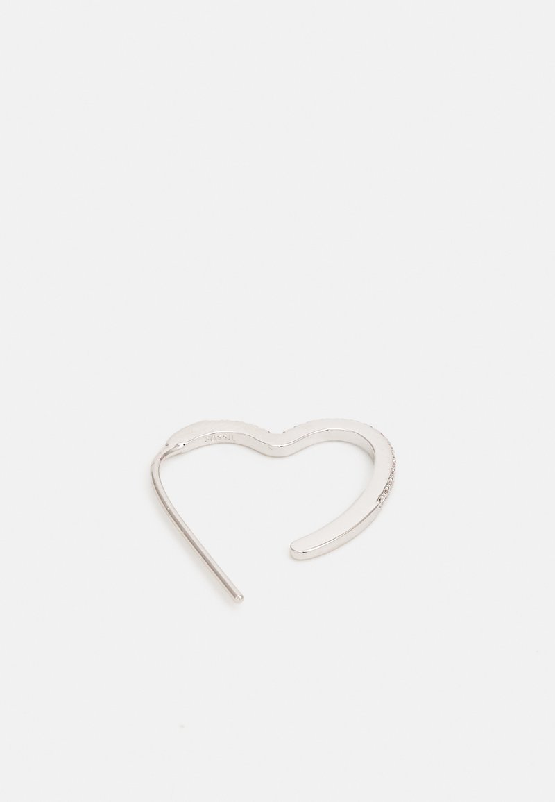 Pendiente en forma de corazón en metal tono plateado con una textura suave; diseño abierto que presenta una aguja delgada y pequeños detalles de acento.