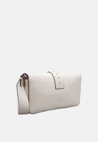 Clutch in pelle bianca con finitura testurizzata, dotata di una tracolla marrone con borchie dorate e una chiusura superiore sicura.