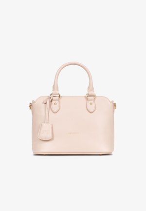 Borsa a tracolla in pelle rosa con hardware dorato, doppie maniglie superiori e un'etichetta removibile. Texture liscia con una forma strutturata e arrotondata.