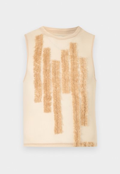 Αμάνικη μπεζ μπλούζα με στρογγυλή λαιμόκοψη, με κάθετες υφασμάτινες φουντίτσες σε ελαφρώς σκουρότερη απόχρωση στο μπροστινό μέρος.