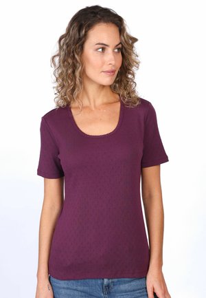 Lila T-Shirt mit kurzen Ärmeln, Rundhalsausschnitt, strukturiertem Muster und lockerer Passform. Hergestellt aus weichem, atmungsaktivem Material.