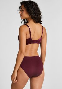 Bordeaux lingerieset met een gladde, rekbare stof. Beha met verstelbare bandjes en haaksluiting; hoge slip met kantaccenten.