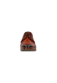 Chaussure habillée en cuir marron avec une finition lisse, bout rond et détail tissé sur le dessus. Présente un design à lacets et une semelle plate.