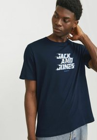 Jack & Jones GEDRUCKT RUNDHALS - T-shirts print - navy blazer