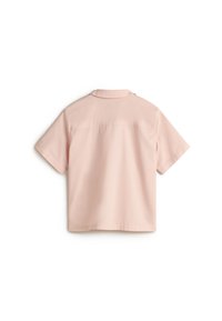 Korte mouwen, lichtroze shirt met een achterpand met detail en een zachte, gladde textuur. Heeft een klassieke kraag en een rechte zoom.