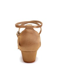 Beżowe satynowe szpilki z okrągłym noskiem, paskiem na kostce oraz niskim obcasem w kształcie bloku. Faktura jest gładka z subtelnym połyskiem.