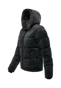Veste matelassée noire avec une capuche, fermée par un zip, texture matelassée, poches sur les côtés et un patch rond avec un logo sur la manche.
