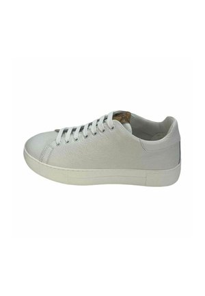 Sneaker in pelle bianca con upper testurizzato, punta rotonda e sei fori per i lacci. Presenta una suola in gomma e un discreto dettaglio del logo sul tallone.