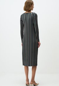 Langärmliges Kleid mit einer figurschmeichelnden Silhouette, verziert mit vertikalen Streifen in Dunkelgrün, Creme und sanftem Rosa. Glatter Stoff mit Knielänge.