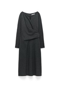 Abito lungo a maniche lunghe grigio scuro con design avvolgente, realizzato in tessuto testurizzato. Chiusura con zip sul retro e un sottile scollo a V.