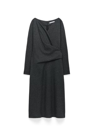 Abito lungo a maniche lunghe grigio scuro con design avvolgente, realizzato in tessuto testurizzato. Chiusura con zip sul retro e un sottile scollo a V.