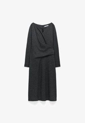 Dunkelgraues, langärmliges Kleid mit Wickeldesign, aus strukturiertem Stoff. Rückwärts Reißverschluss und ein subtiler V-Ausschnitt.