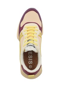 Gula mesh sneakers med lila och gröna detaljer. Har gula skosnören, en texturerad innersula och en korkfotbädd. Storlek 41.