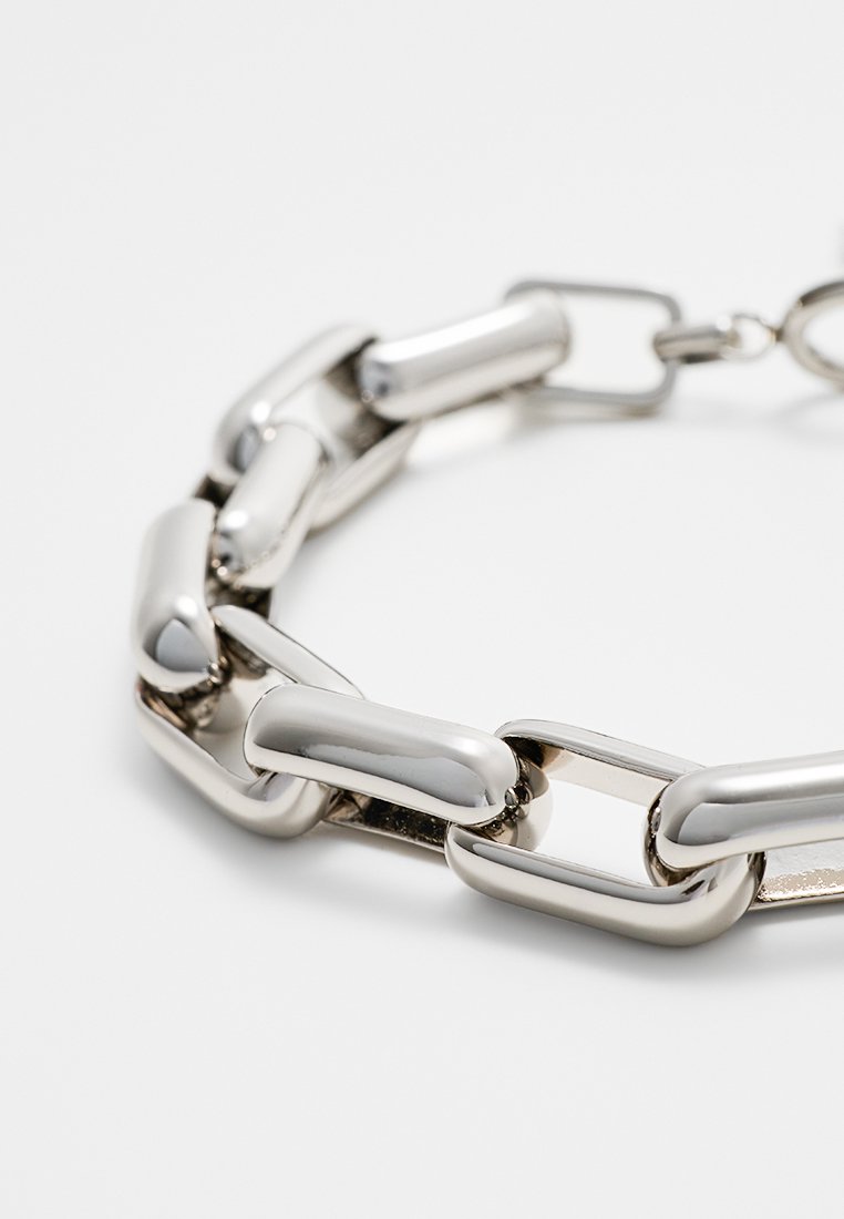 Bracelet en argent composé de maillons allongés avec une finition polie et une texture brillante. Comprend un fermoir sécurisé pour la fermeture.