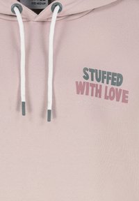 Rosa Hoodie mit weißen Kordeln, mit dem Text "STUFFED WITH LOVE" in kräftigem Dunkelgrau und Pink sowie einem kleinen Slogan darunter.