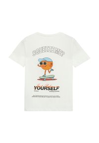 Witte katoenen t-shirt met cartoonachtig oranje karakter op skateboard, met een blauwe pet en zonnebril, met de tekst "SQUEEZE ME?" en motiverende uitspraken.