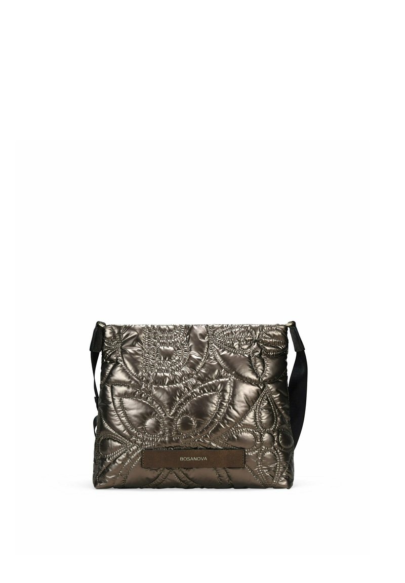Bolso de hombro metálico en bronce con bordado floral texturizado, que cuenta con una correa ajustable negra y un acento de logotipo marrón.