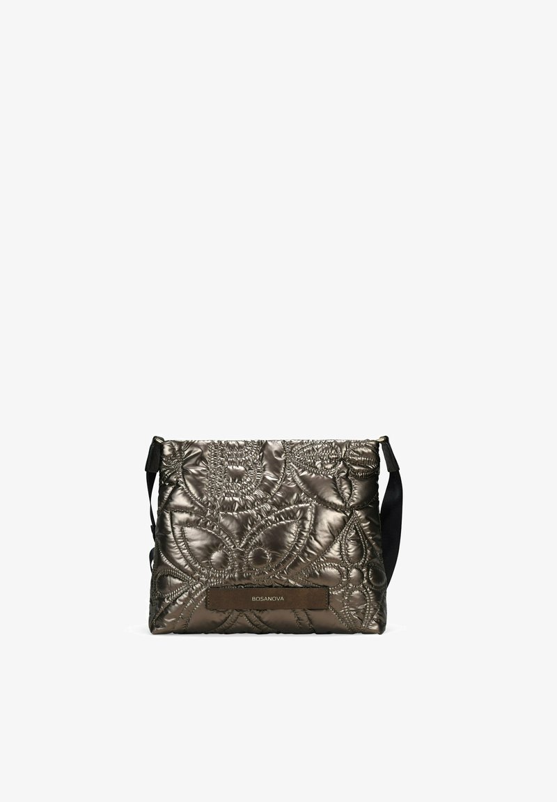 Bolso de hombro metálico en bronce con bordado floral texturizado, que cuenta con una correa ajustable negra y un acento de logotipo marrón.