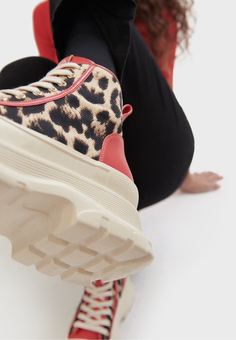 LOLA CASADEMUNT Botines con plataforma - red