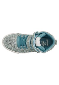 Teal glitter hoogtopsneaker met een gewatteerde kraag, klittenbandsluiting en vetersluiting. Textuur oppervlak met een witte rubberen zool.