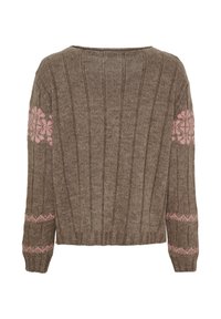Brun strikket sweater med lodrette ribber, en bred halsudskæring og pink blomsterprint på ærmerne. Behagelig tekstur med en afslappet pasform.